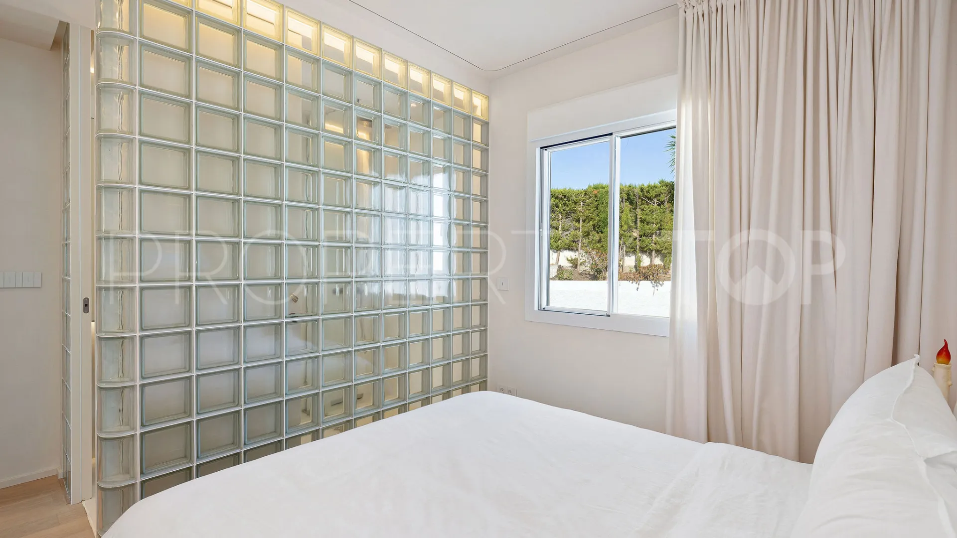 Se vende atico duplex con 2 dormitorios en Los Dragos