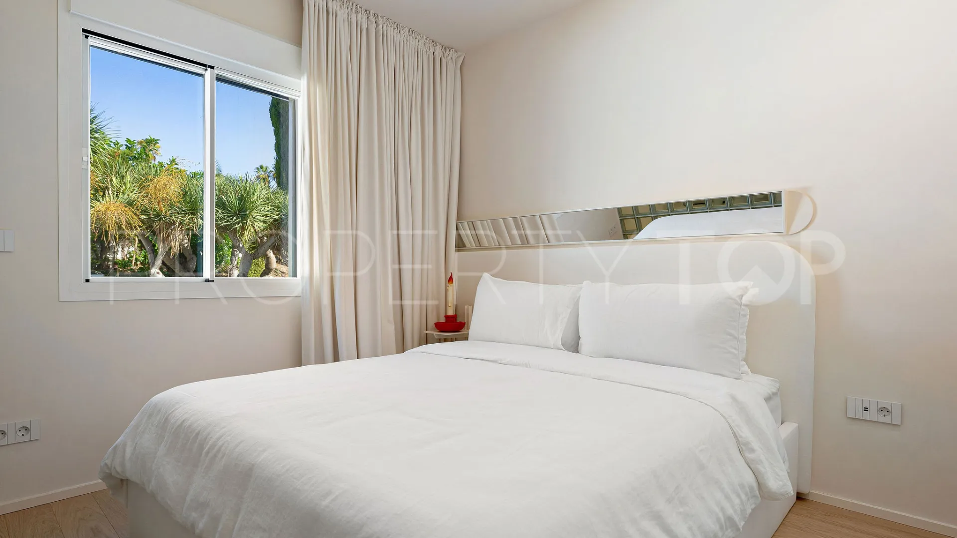 Se vende atico duplex con 2 dormitorios en Los Dragos