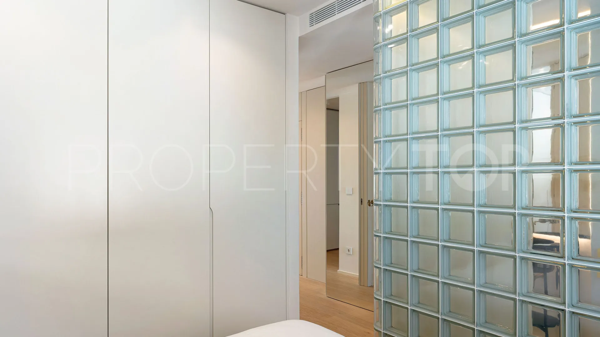 Se vende atico duplex con 2 dormitorios en Los Dragos