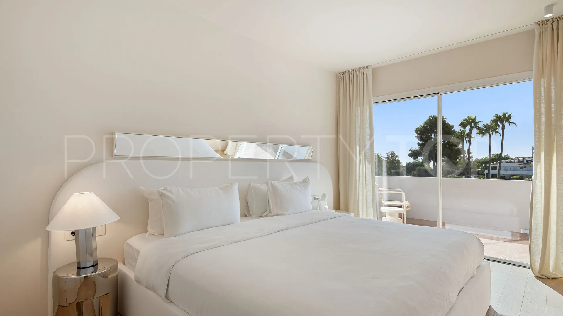 Se vende atico duplex con 2 dormitorios en Los Dragos