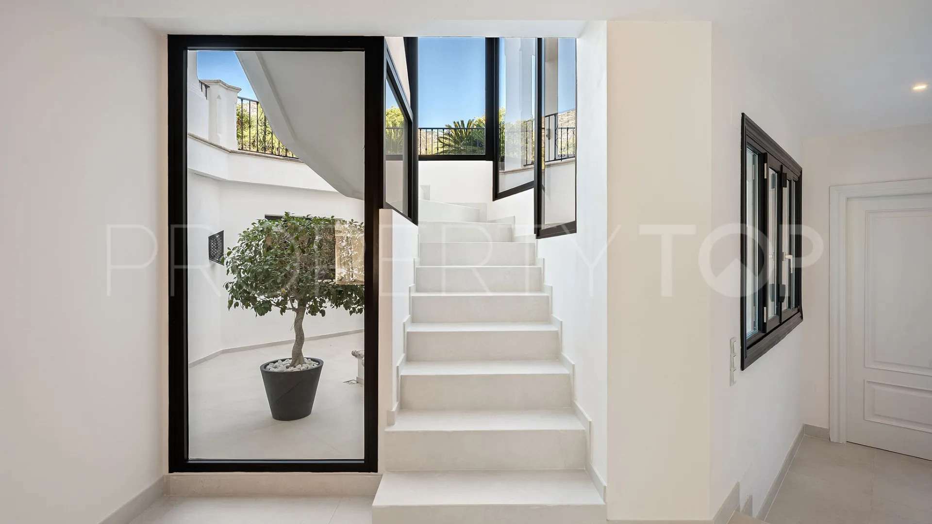 Villa en venta de 6 dormitorios en Marbella Hill Club