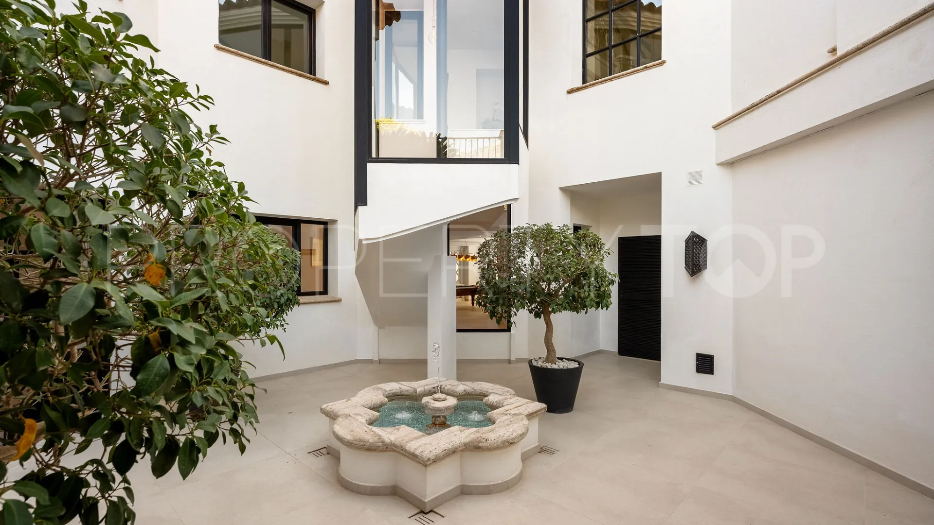 Villa en venta de 6 dormitorios en Marbella Hill Club