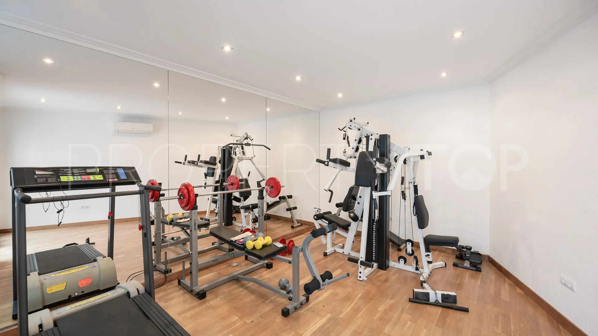 Villa en venta de 6 dormitorios en Marbella Hill Club