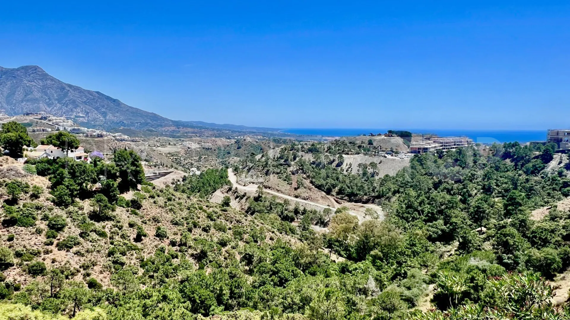 6 bedrooms plot for sale in El Madroñal