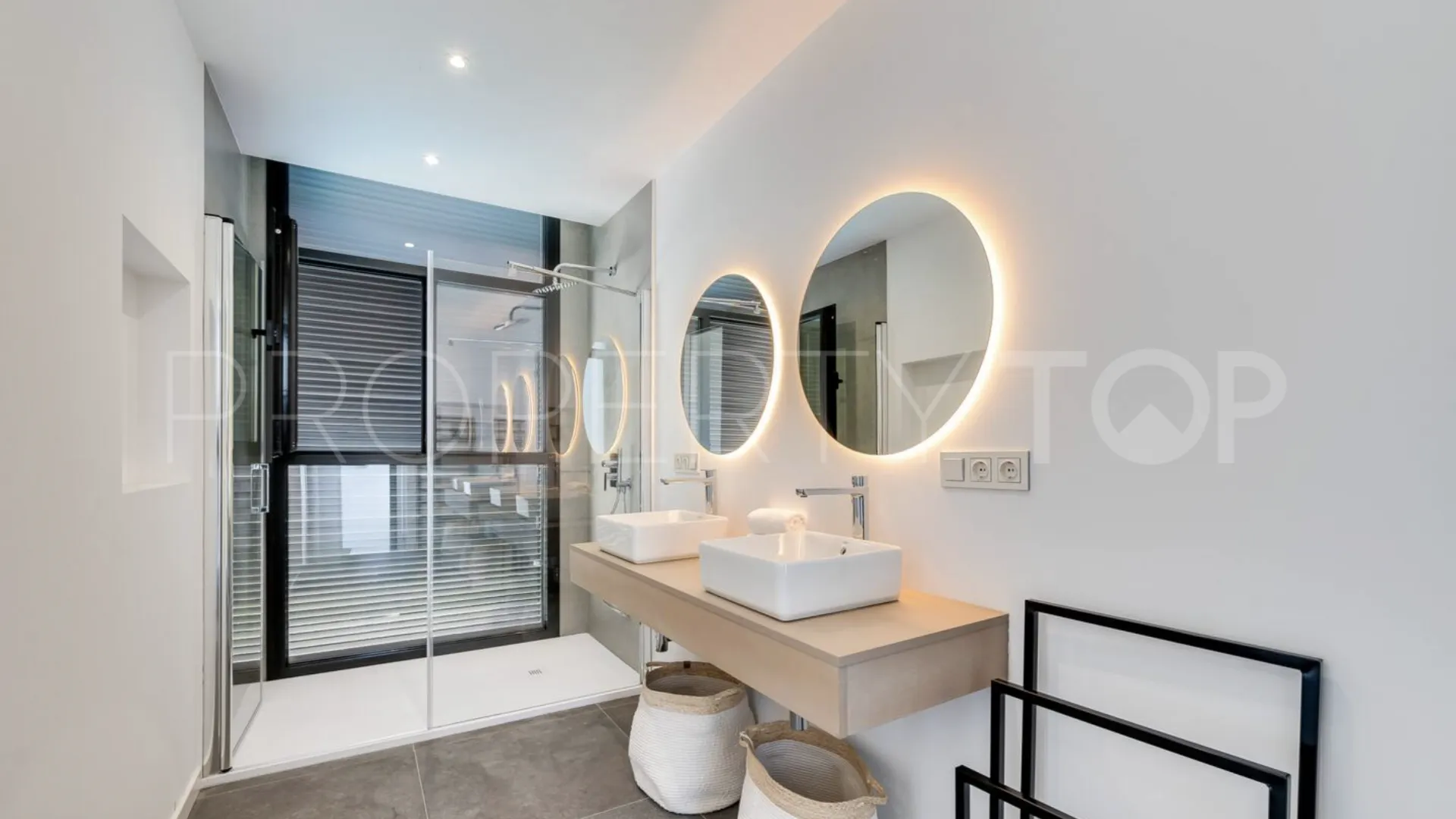 Villa en venta en El Paraiso con 5 dormitorios