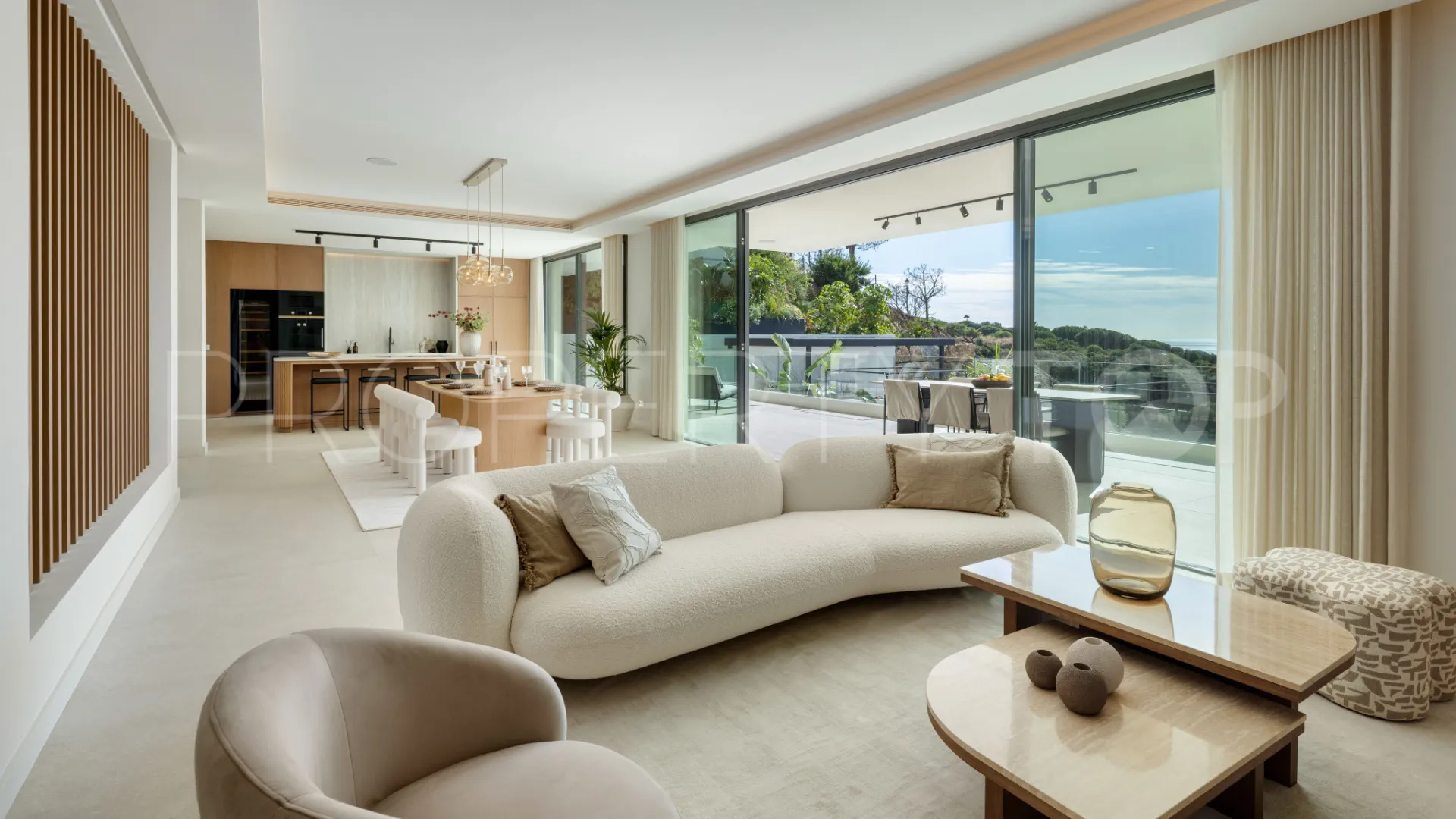 Se vende villa con 5 dormitorios en Elviria