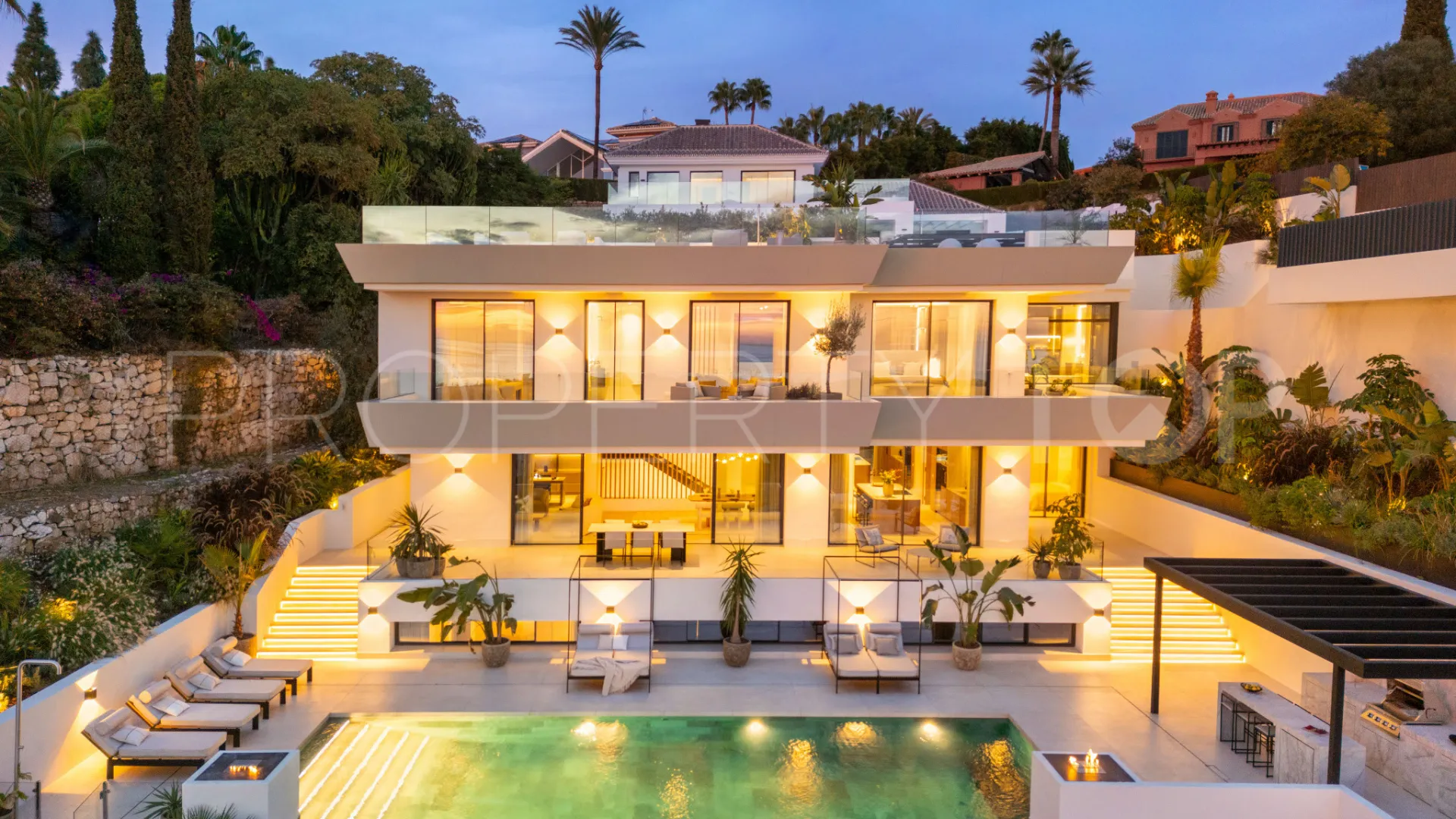 Se vende villa con 5 dormitorios en Elviria