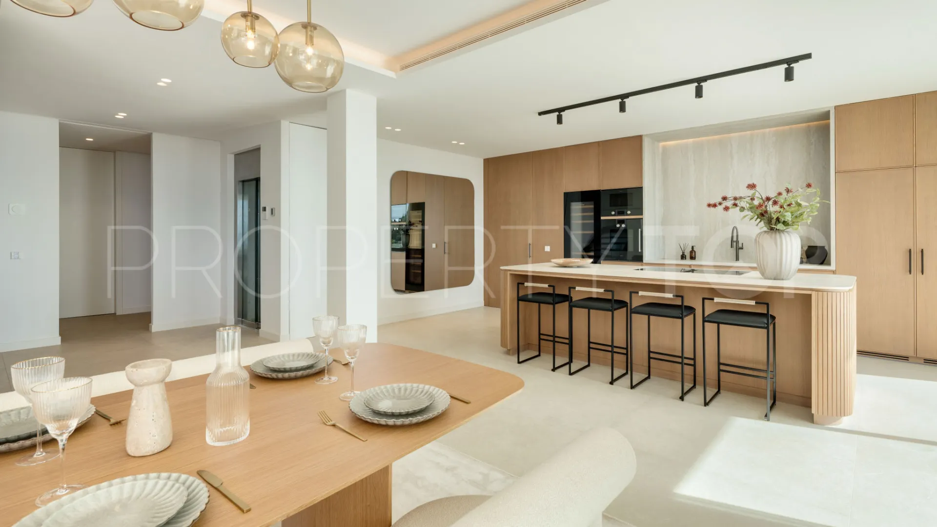 Se vende villa con 5 dormitorios en Elviria