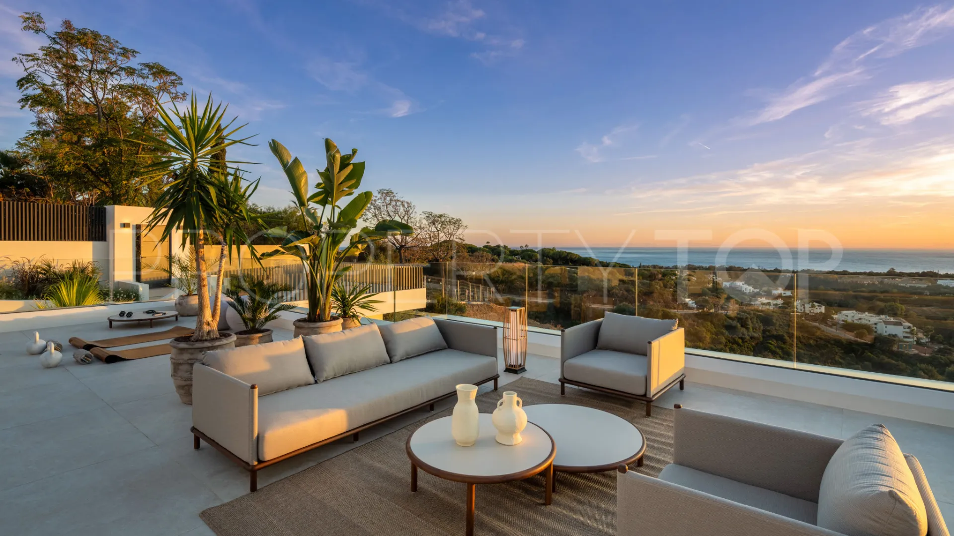 Se vende villa con 5 dormitorios en Elviria