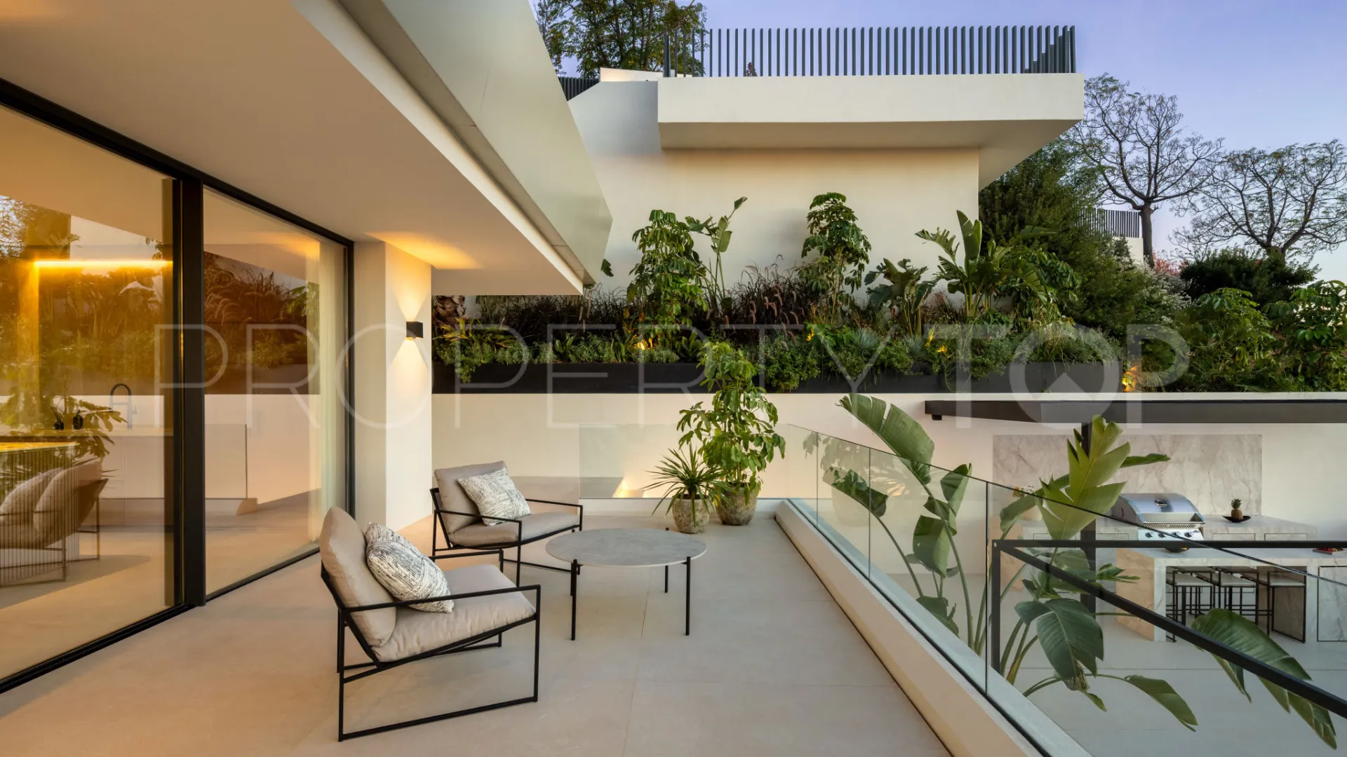 Se vende villa con 5 dormitorios en Elviria