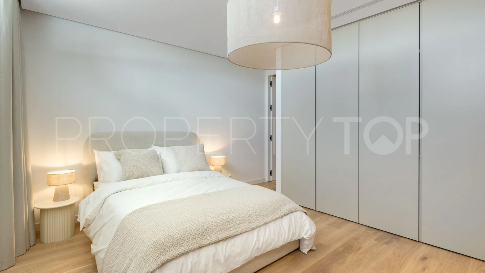 Se vende villa con 5 dormitorios en Elviria