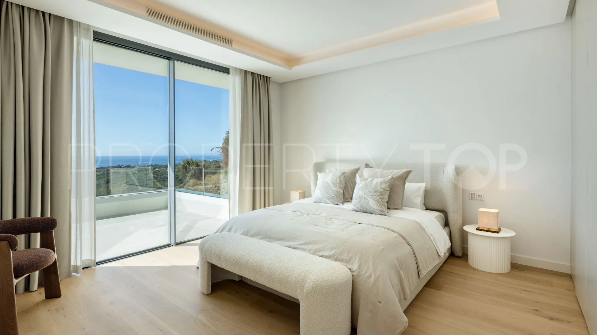 Se vende villa con 5 dormitorios en Elviria