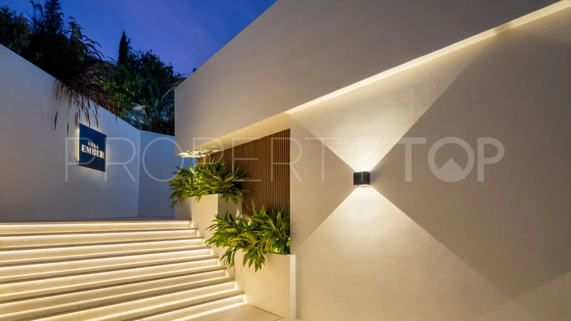 Se vende villa con 5 dormitorios en Elviria