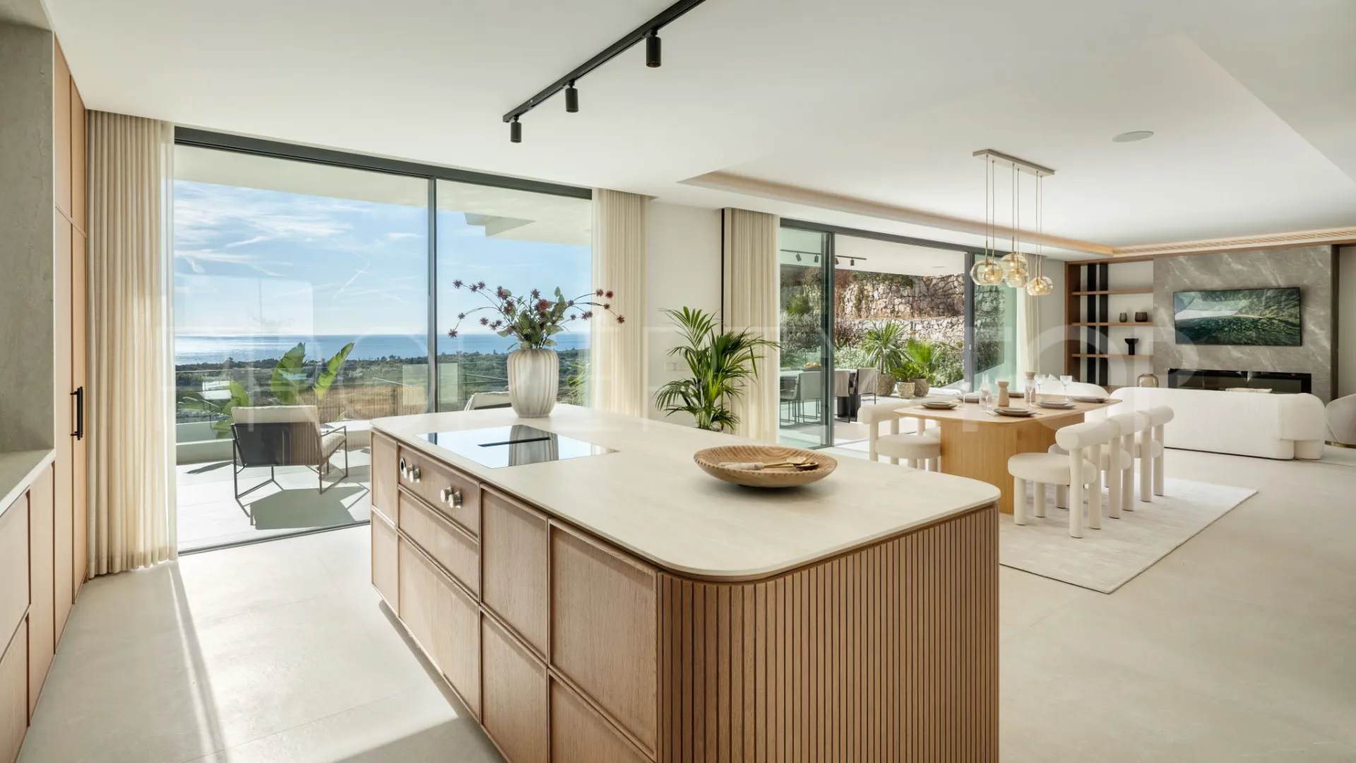 Se vende villa con 5 dormitorios en Elviria