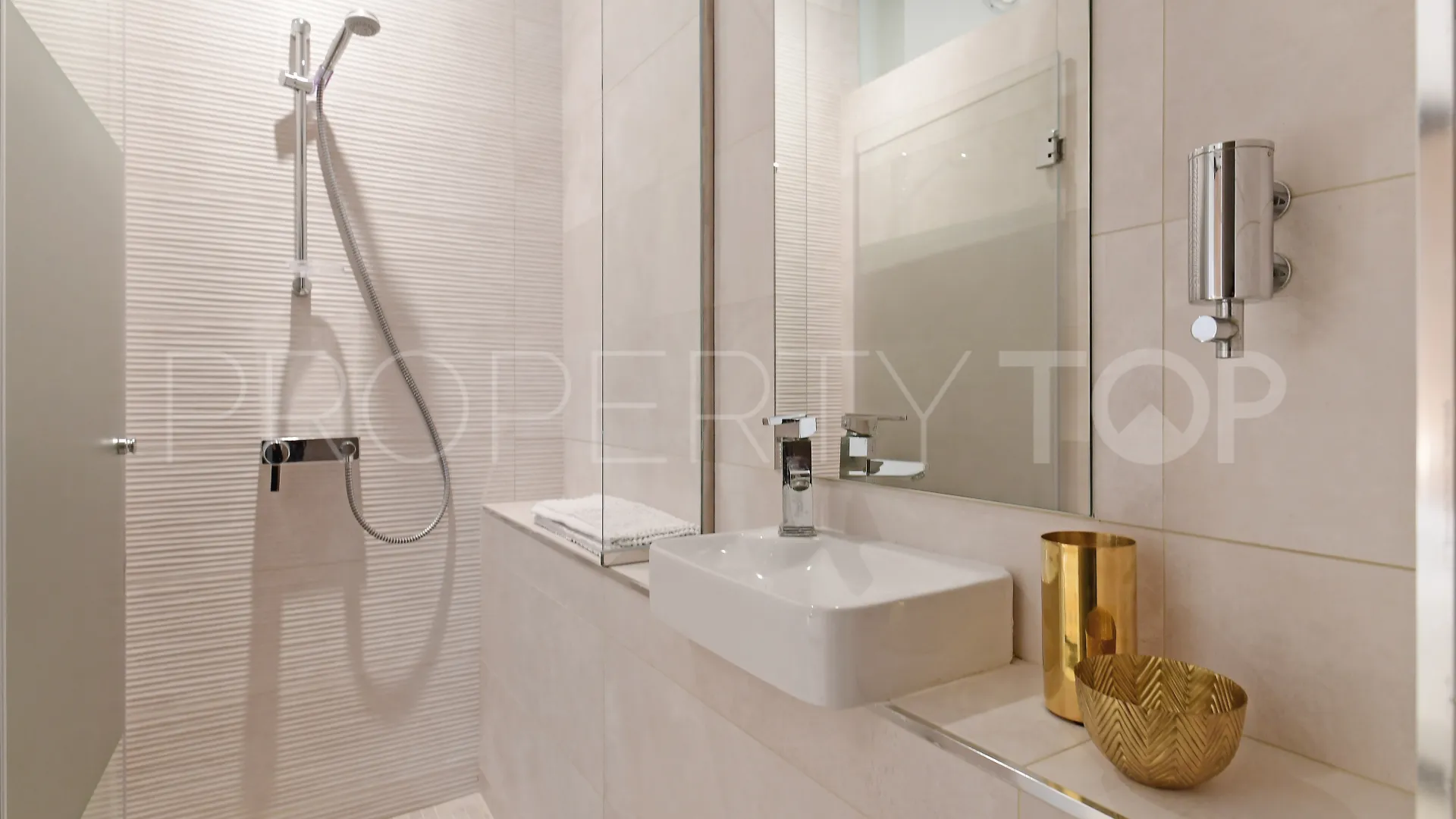 7 bedrooms villa in Nueva Andalucia for sale