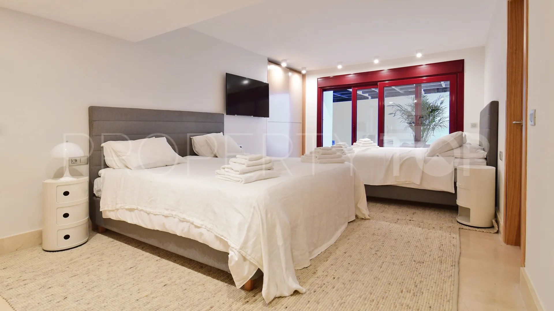 7 bedrooms villa in Nueva Andalucia for sale