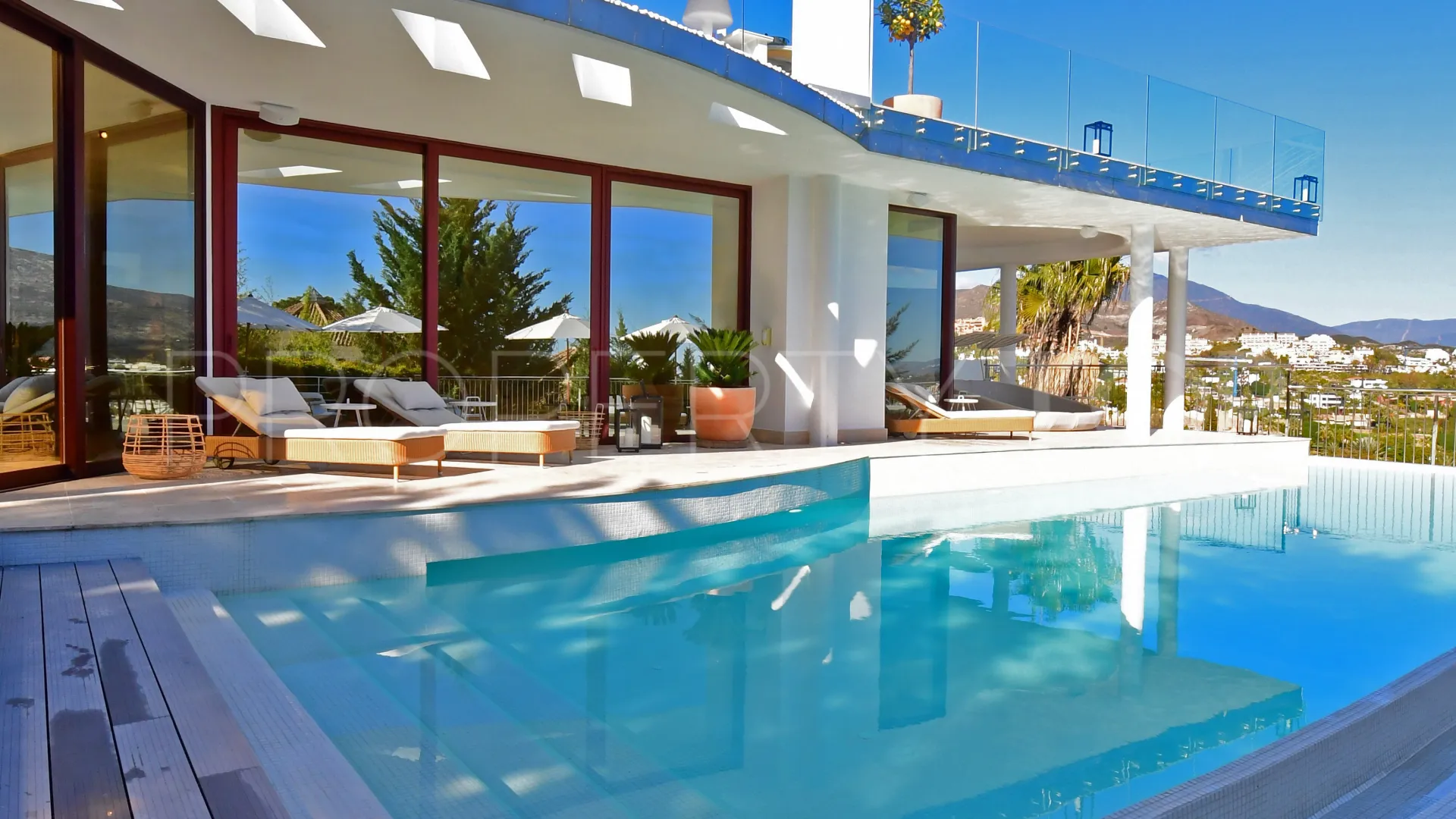 7 bedrooms villa in Nueva Andalucia for sale