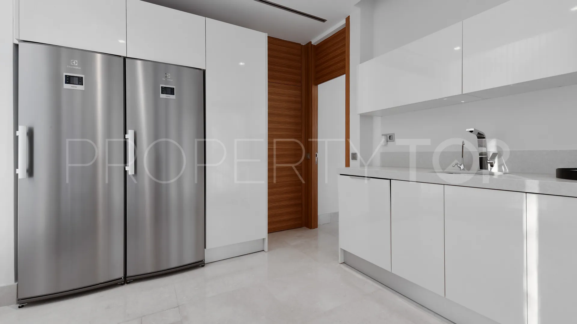 7 bedrooms villa in Nueva Andalucia for sale