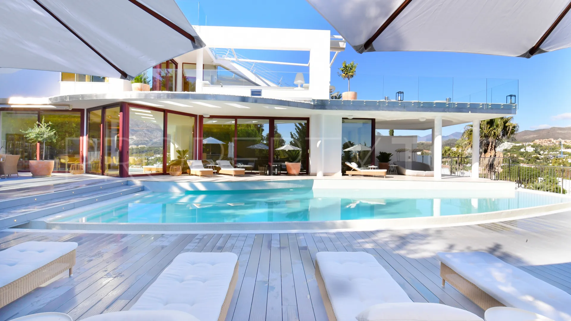 7 bedrooms villa in Nueva Andalucia for sale
