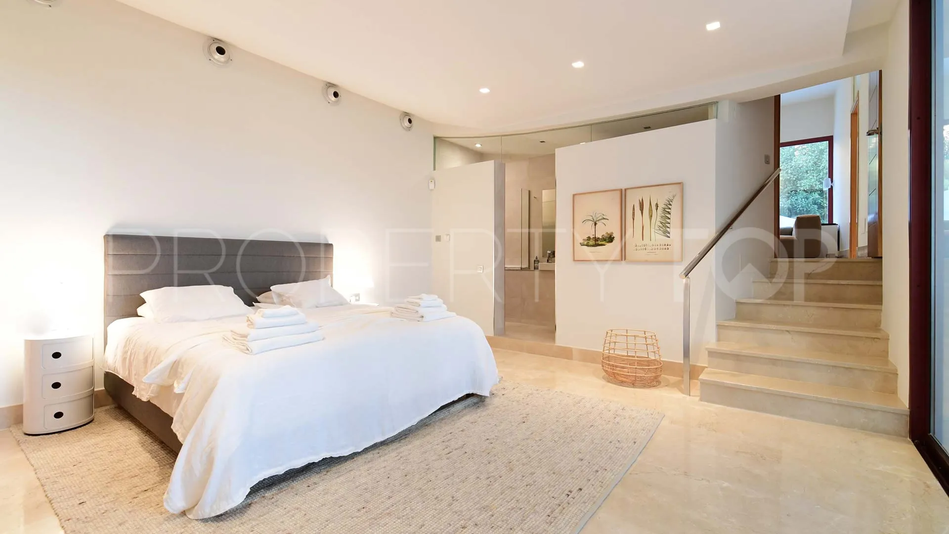 7 bedrooms villa in Nueva Andalucia for sale