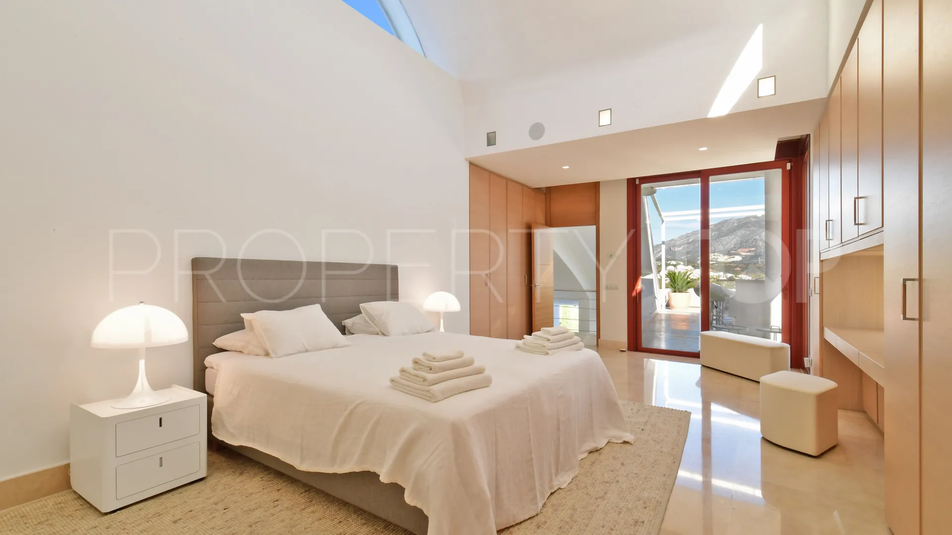 7 bedrooms villa in Nueva Andalucia for sale