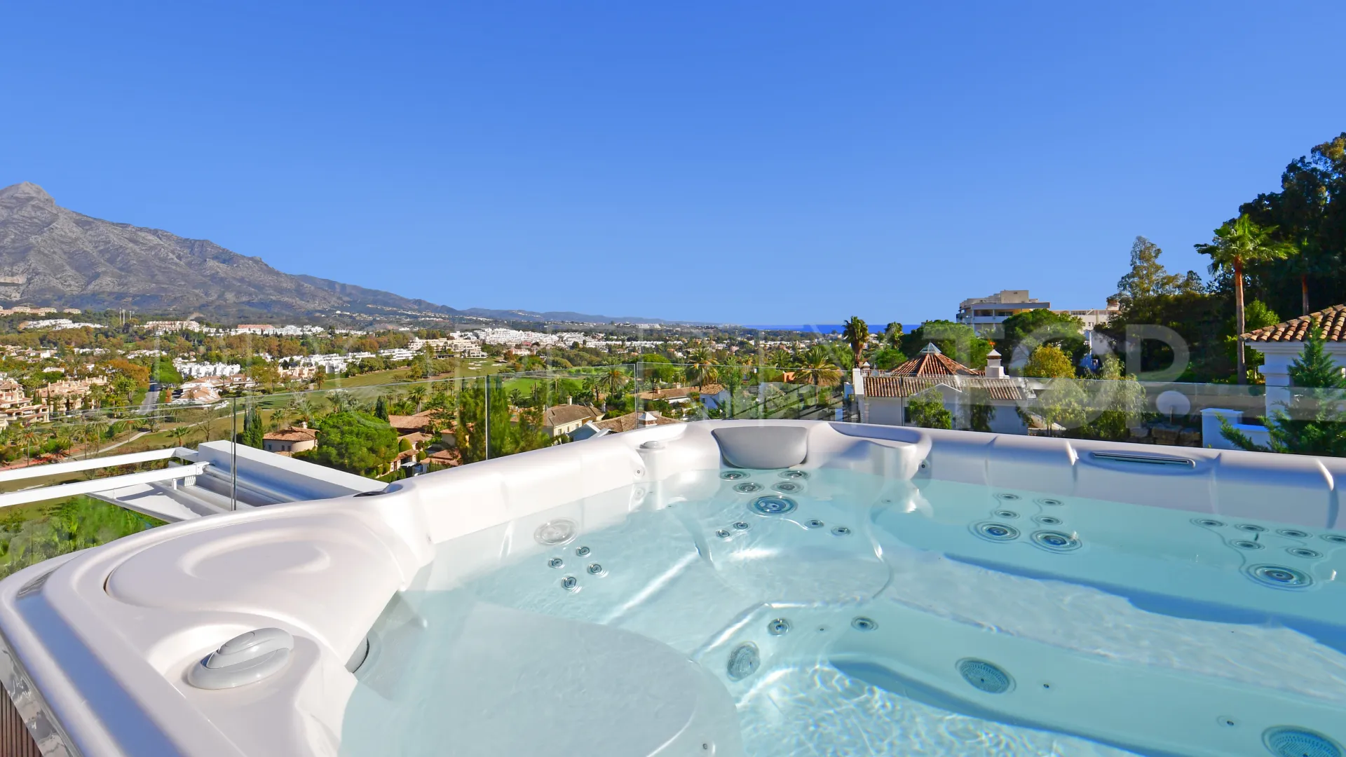 7 bedrooms villa in Nueva Andalucia for sale