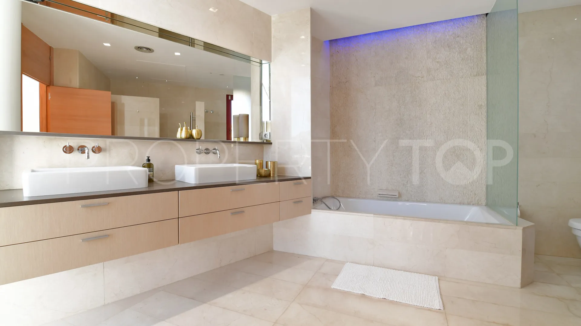 7 bedrooms villa in Nueva Andalucia for sale