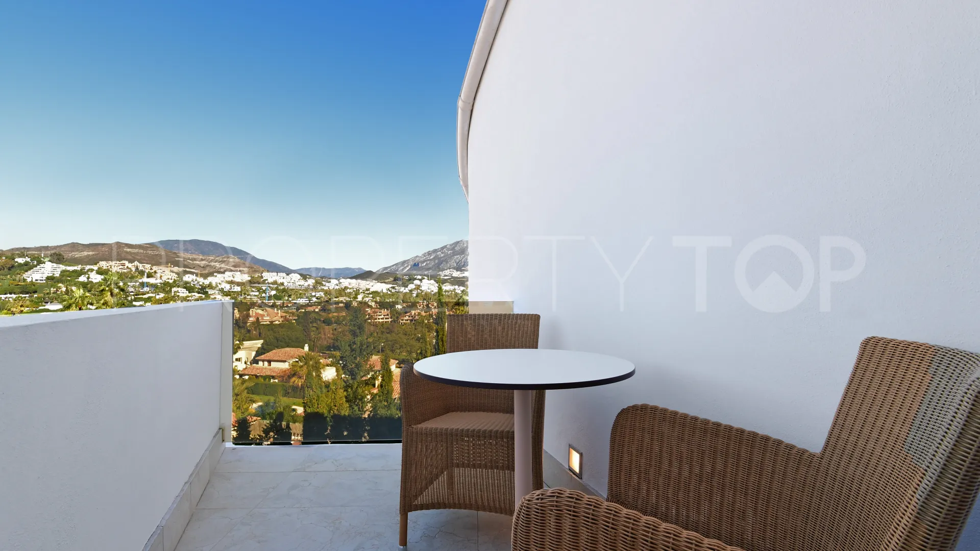 7 bedrooms villa in Nueva Andalucia for sale