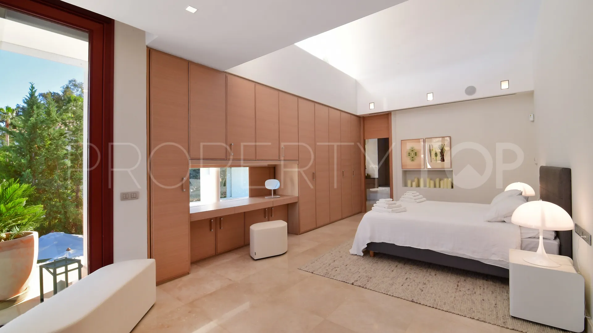 7 bedrooms villa in Nueva Andalucia for sale