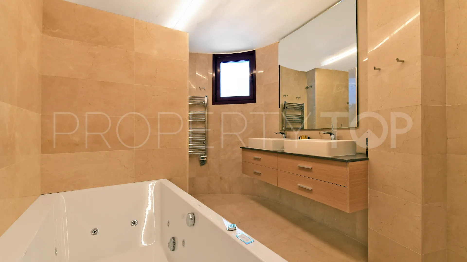 7 bedrooms villa in Nueva Andalucia for sale