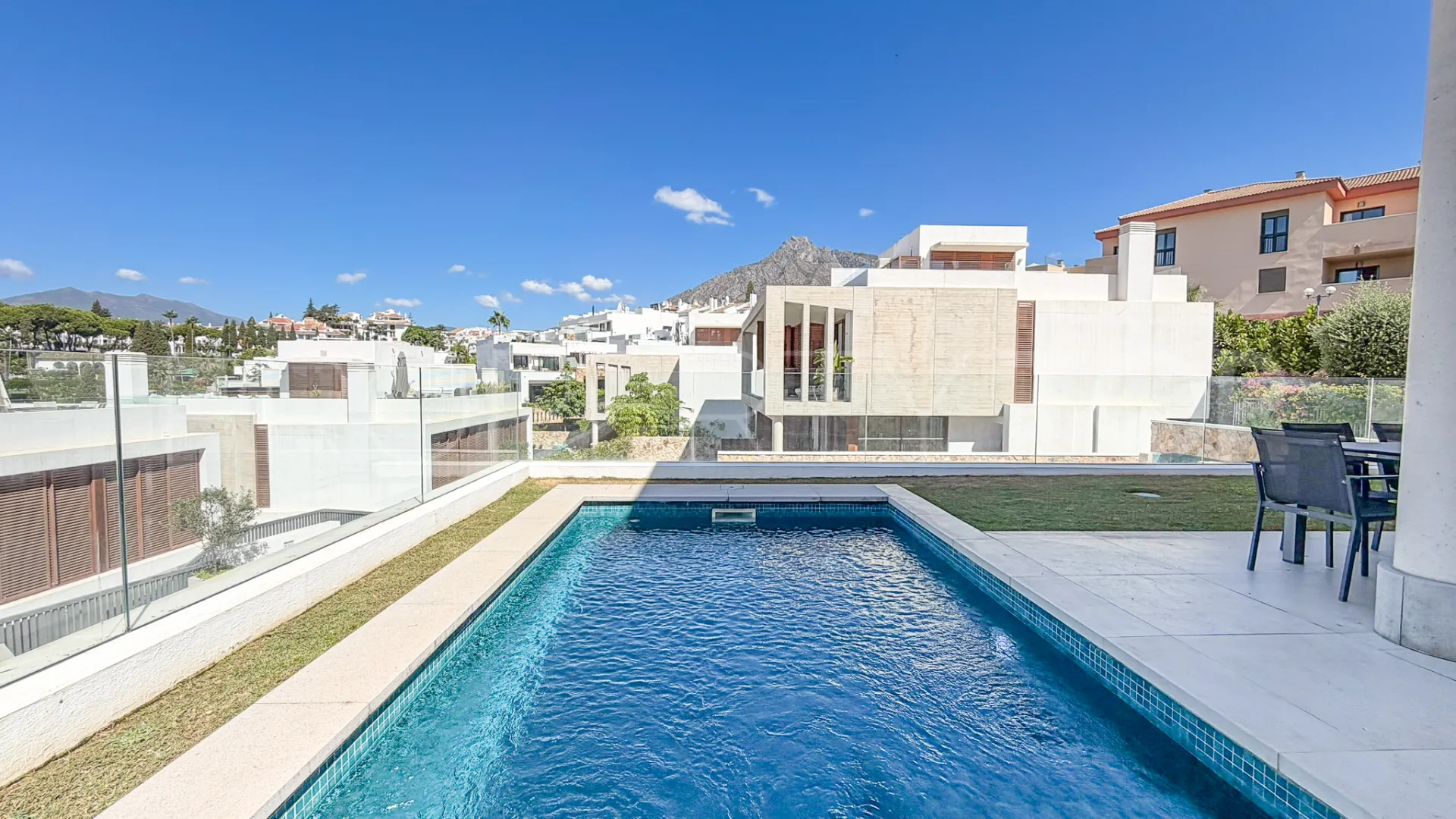 Comprar villa pareada en Marbella Golden Mile