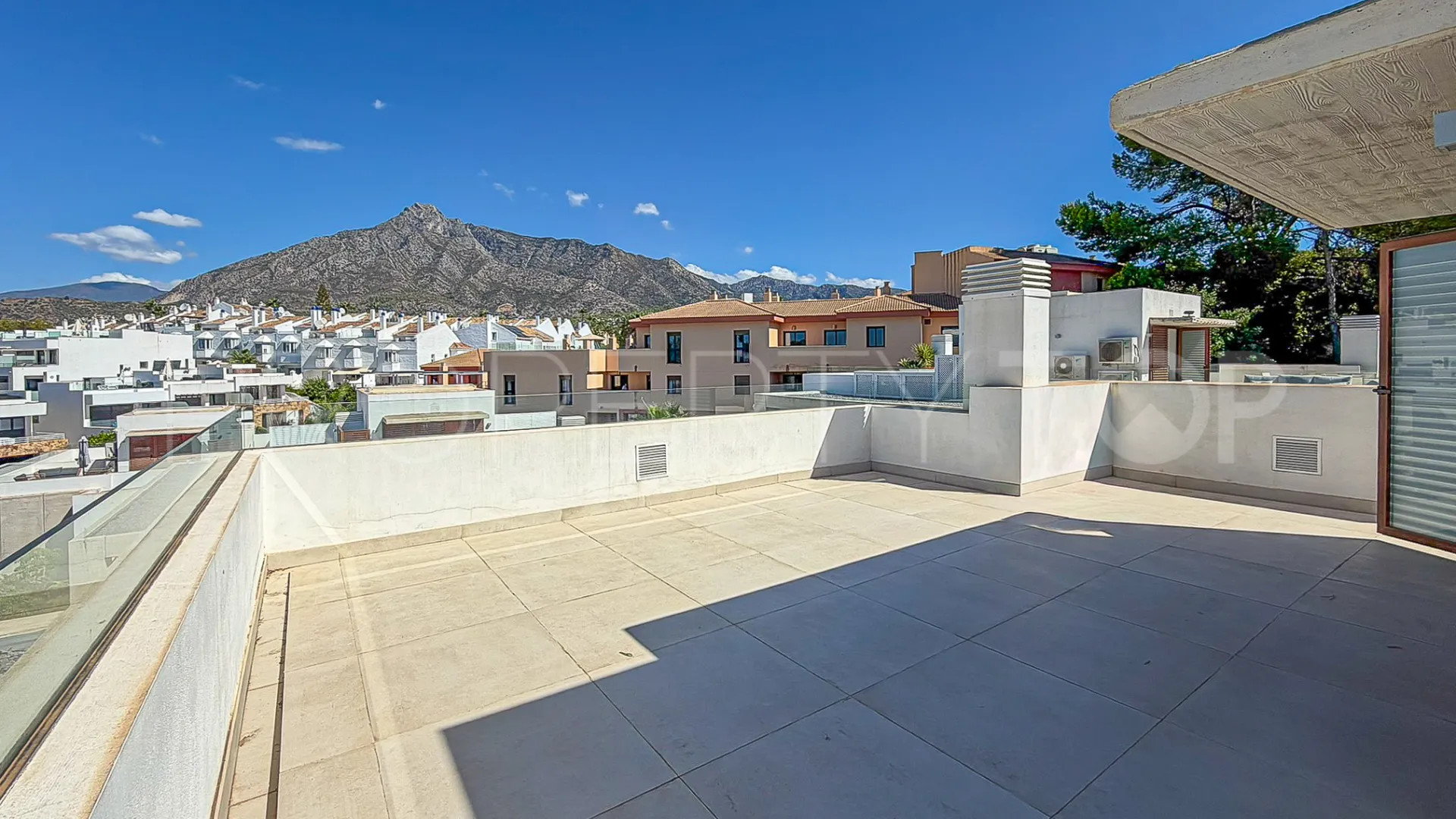 Comprar villa pareada en Marbella Golden Mile