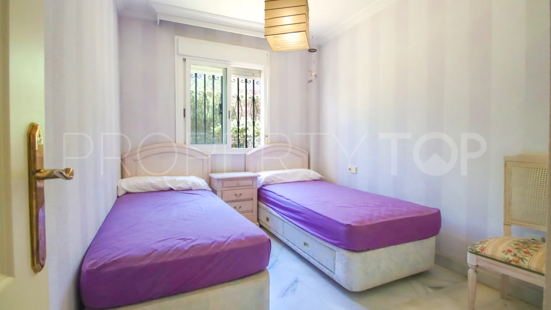 Comprar apartamento planta baja de 2 dormitorios en Marbella Golden Mile