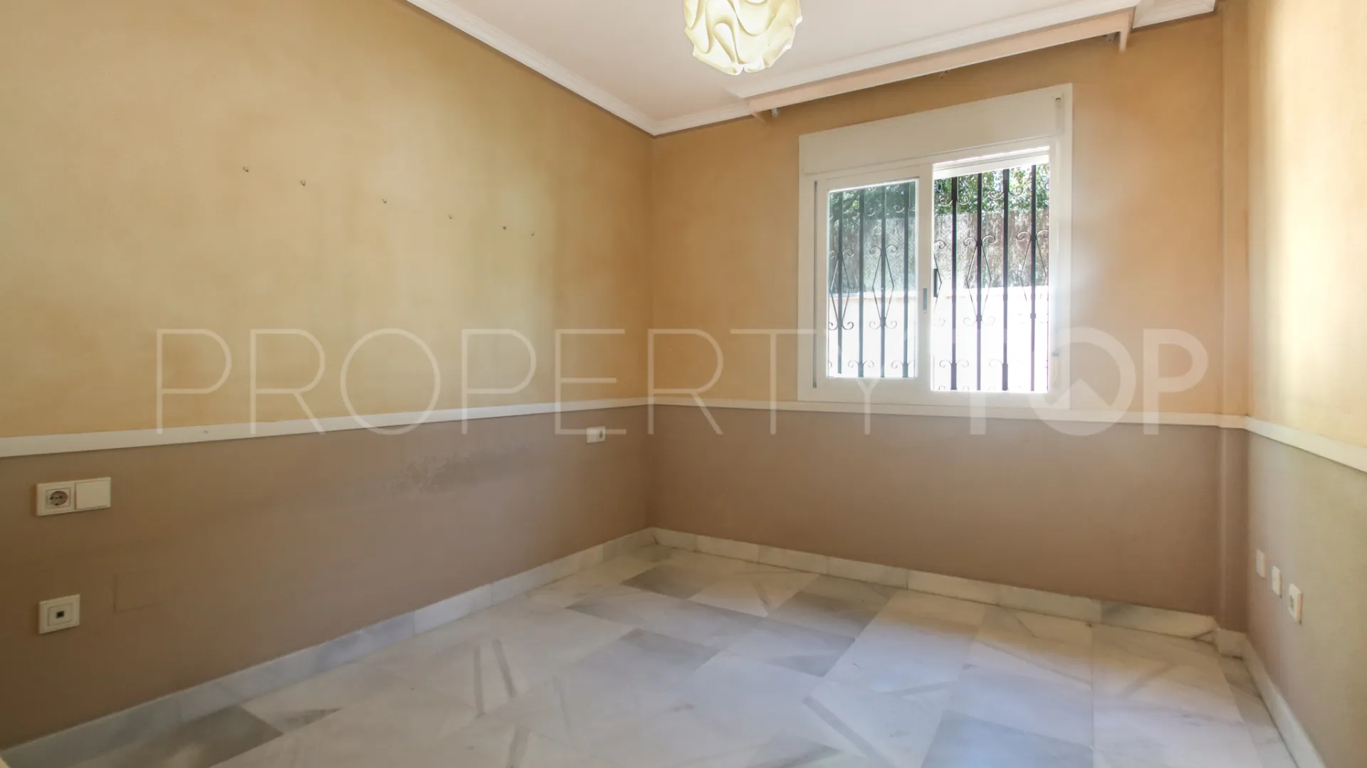 Comprar apartamento planta baja de 2 dormitorios en Marbella Golden Mile