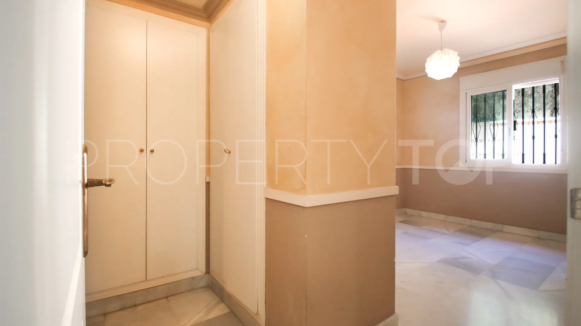 Comprar apartamento planta baja de 2 dormitorios en Marbella Golden Mile