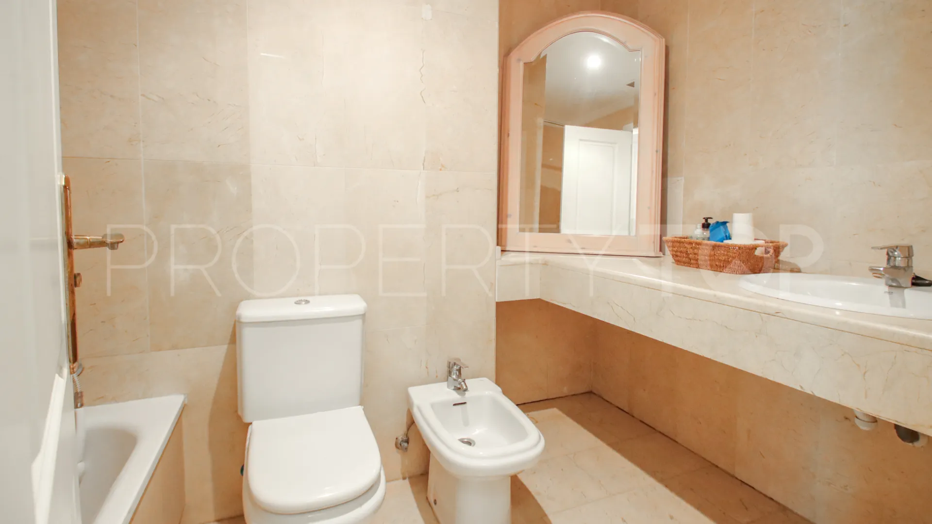 Comprar apartamento planta baja de 2 dormitorios en Marbella Golden Mile