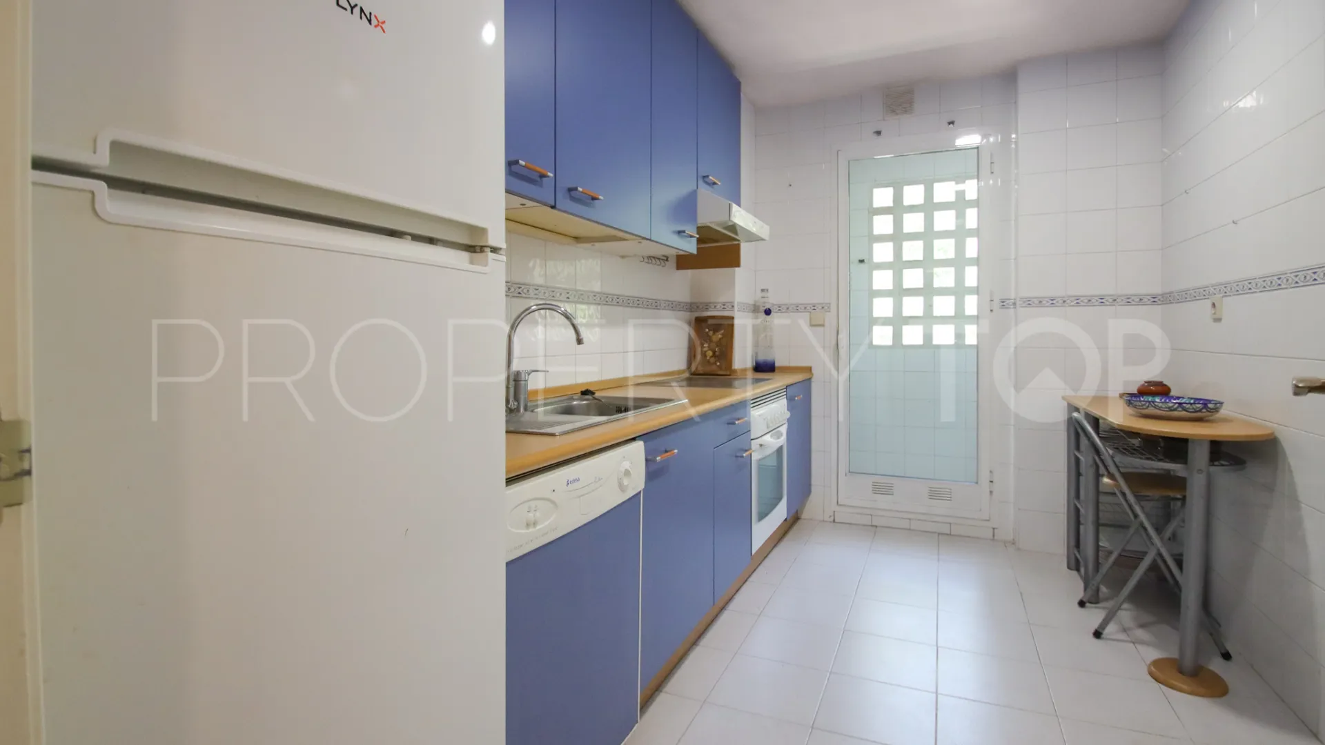 Comprar apartamento planta baja de 2 dormitorios en Marbella Golden Mile