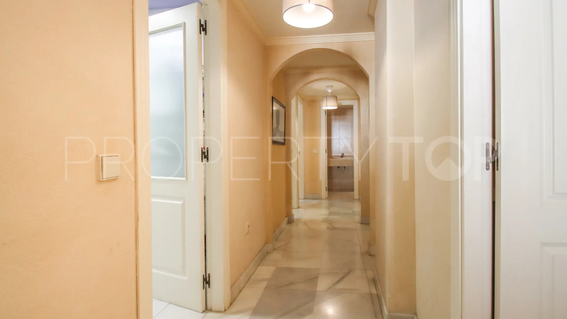 Comprar apartamento planta baja de 2 dormitorios en Marbella Golden Mile