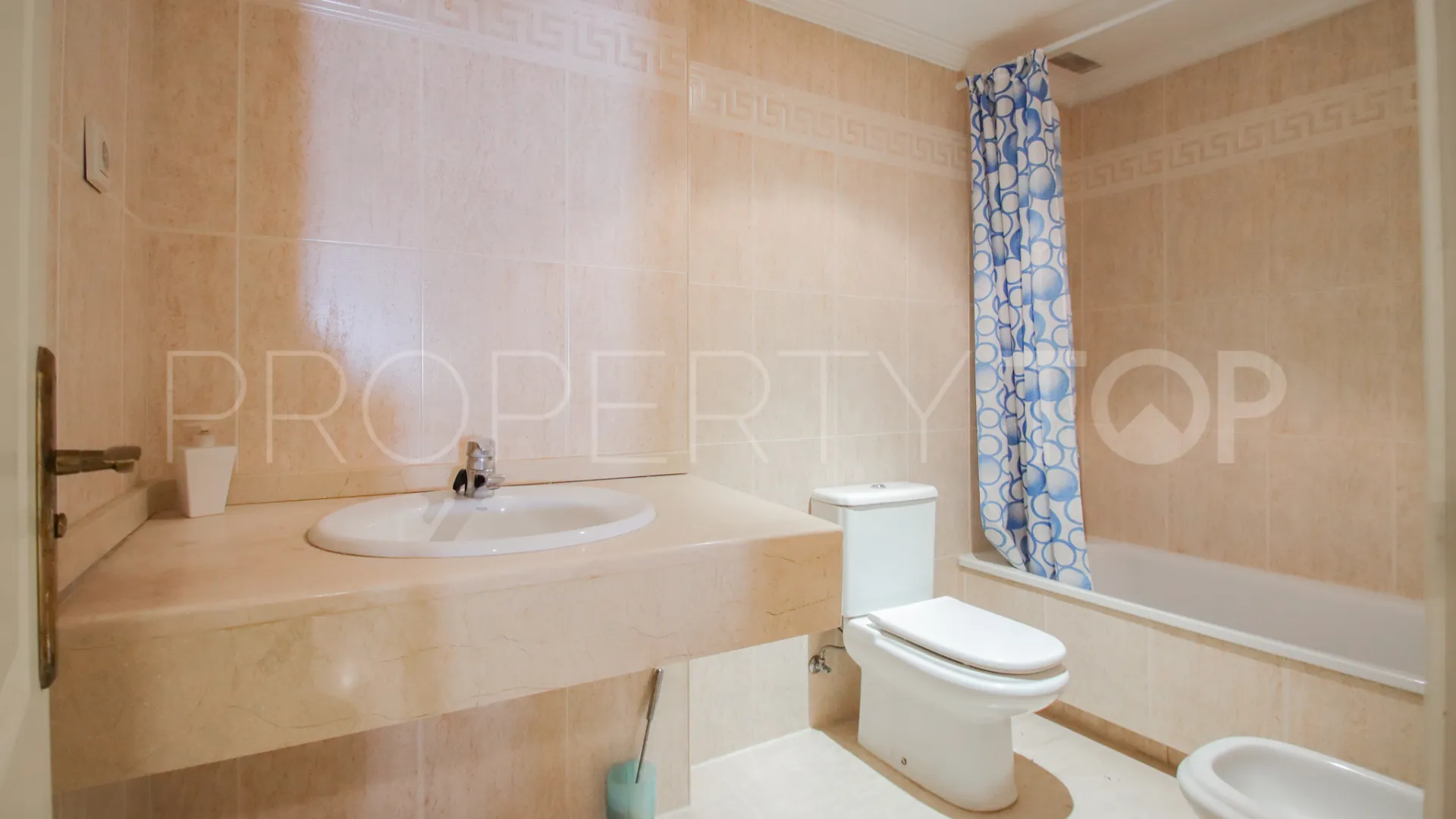 Comprar apartamento planta baja de 2 dormitorios en Marbella Golden Mile