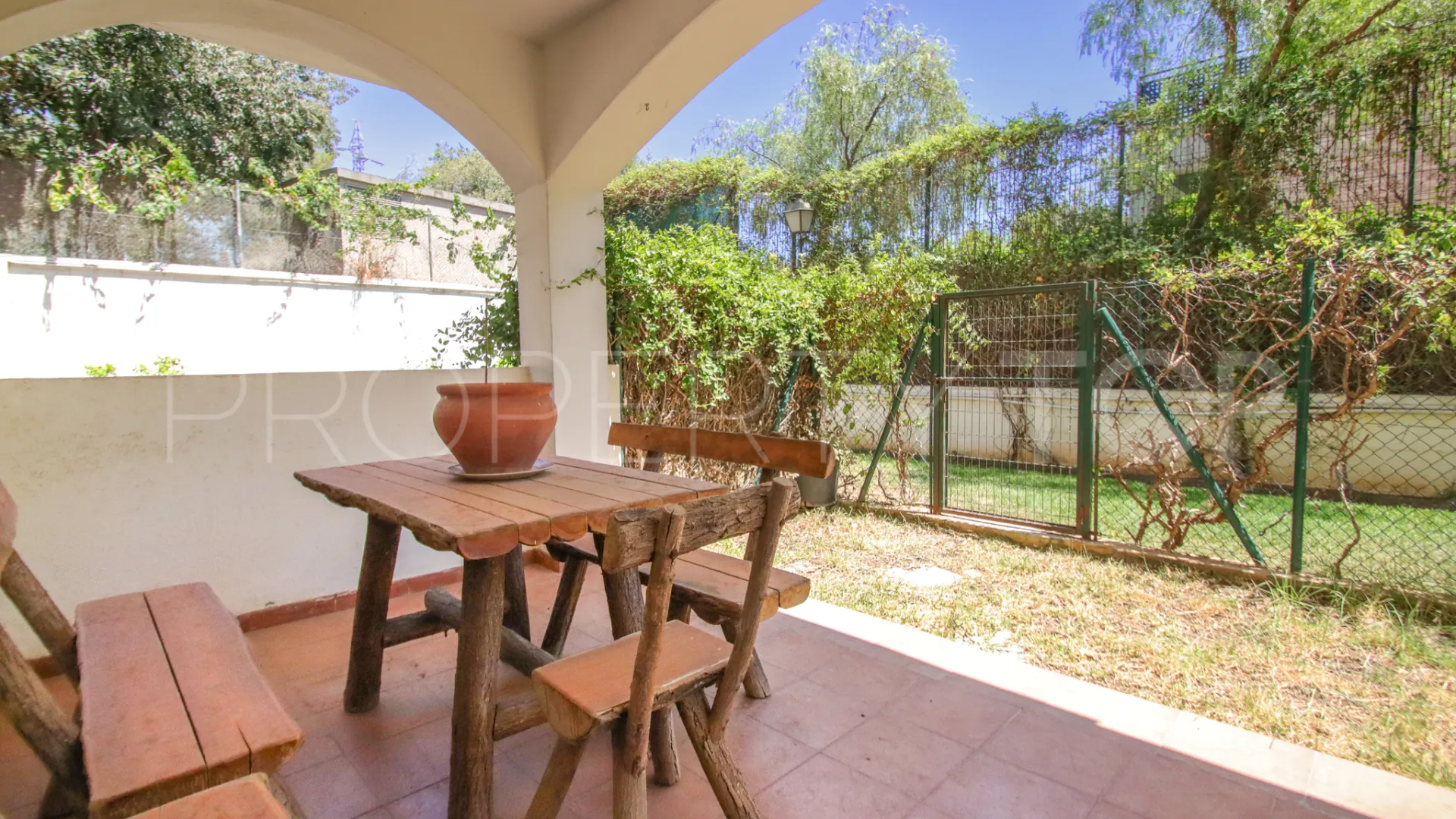 Comprar apartamento planta baja de 2 dormitorios en Marbella Golden Mile