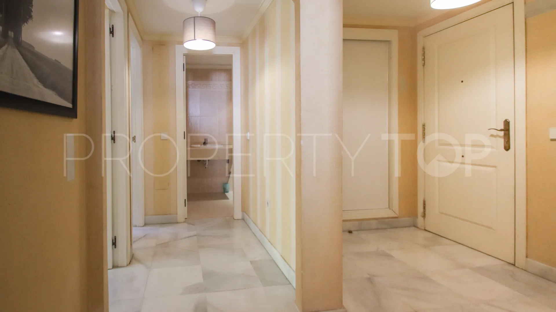 Comprar apartamento planta baja de 2 dormitorios en Marbella Golden Mile