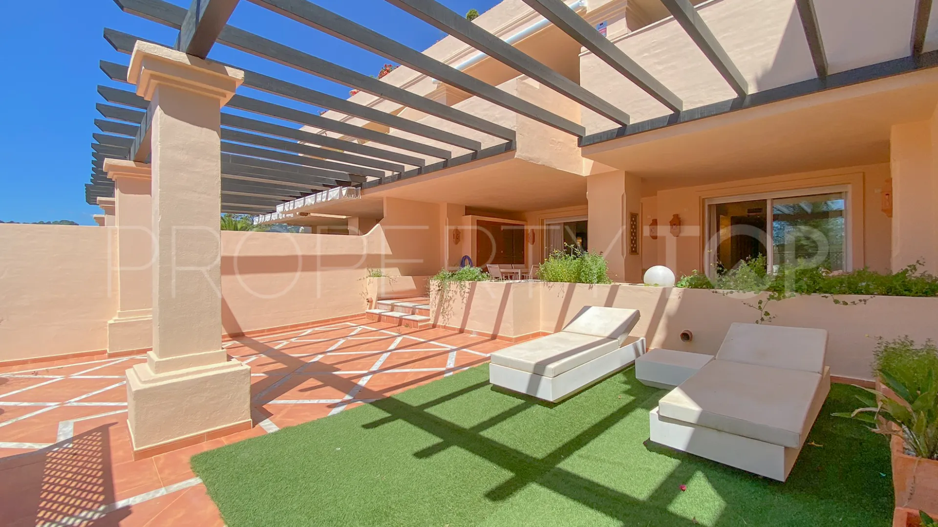 Nueva Andalucia, apartamento planta baja en venta de 2 dormitorios