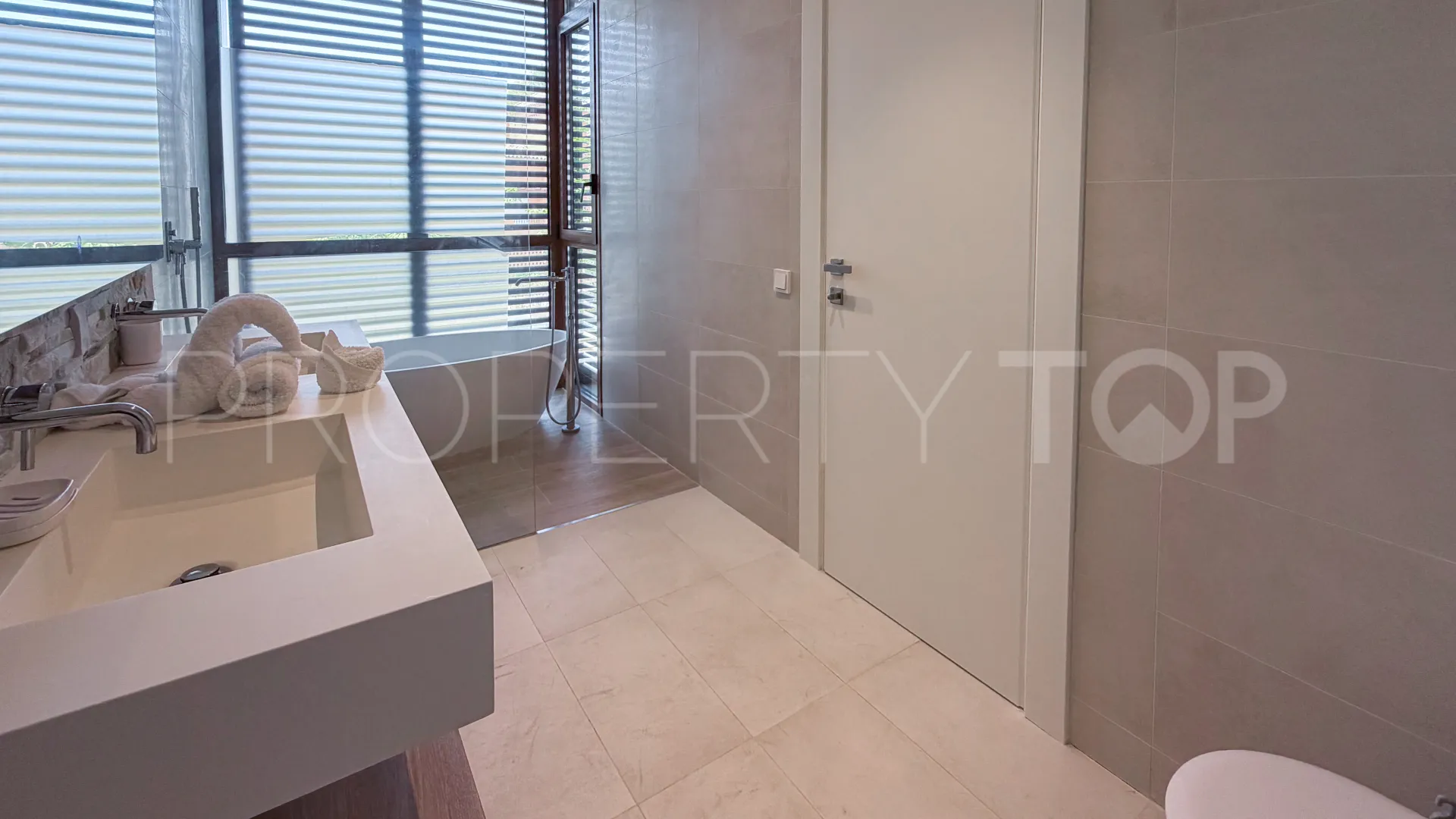 Villa pareada en venta con 4 dormitorios en Marbella Golden Mile