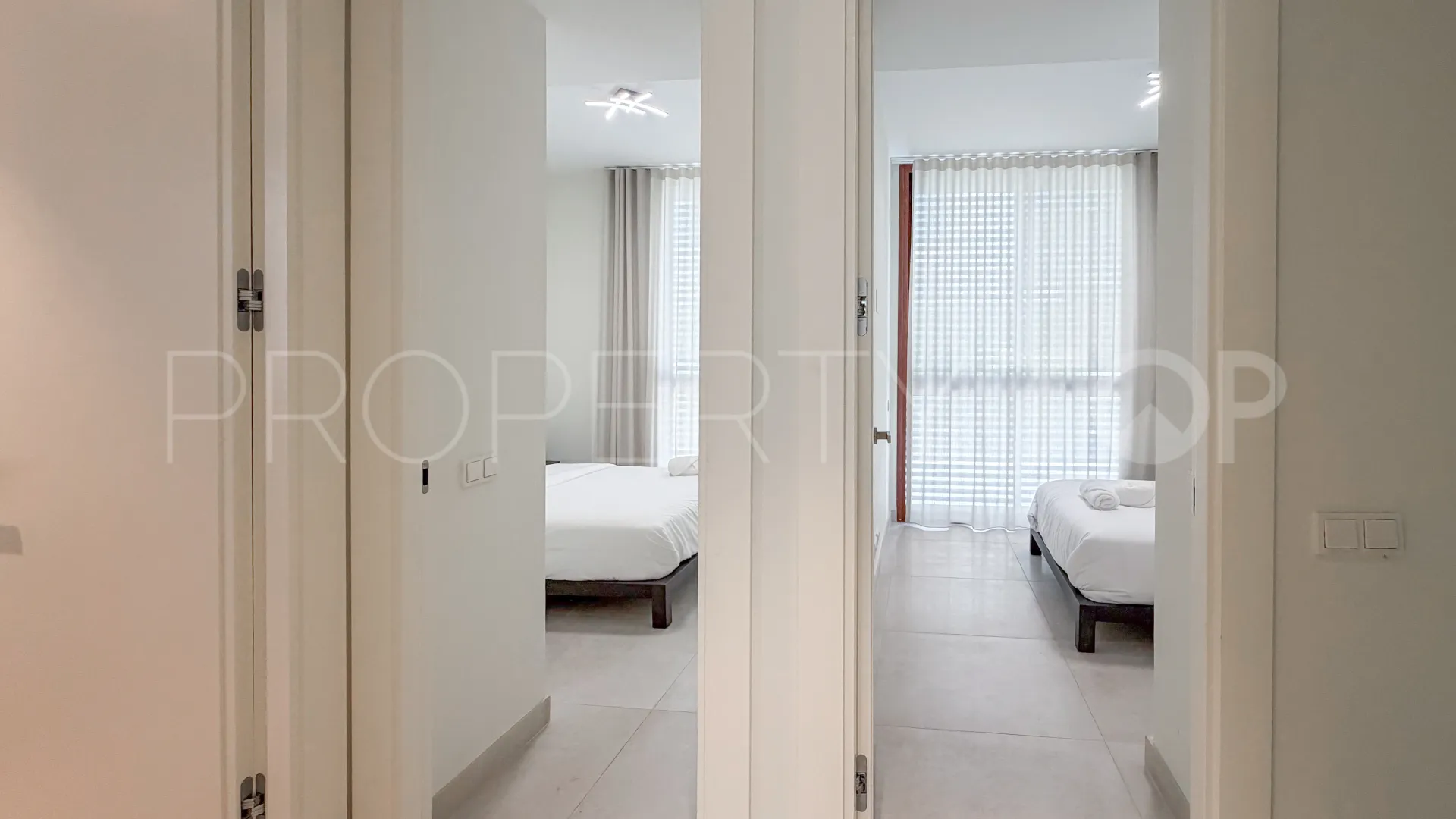 Villa pareada en venta con 4 dormitorios en Marbella Golden Mile