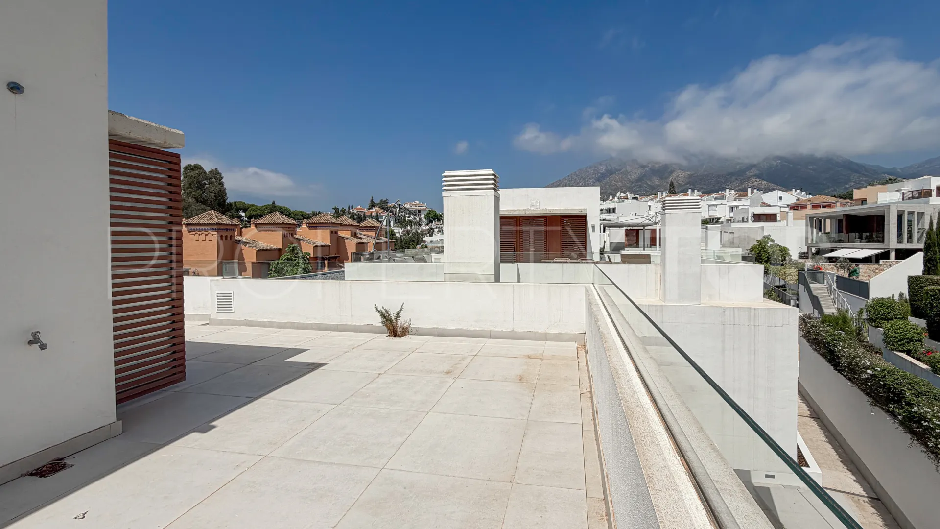 Villa pareada en venta con 4 dormitorios en Marbella Golden Mile