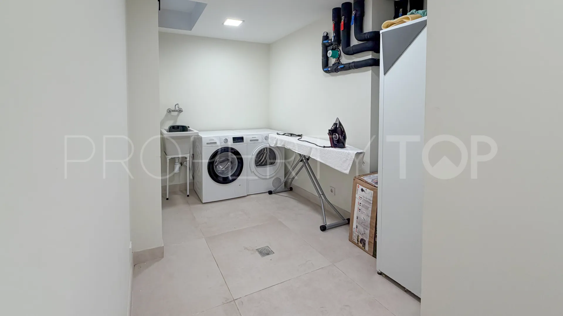 Villa pareada en venta con 4 dormitorios en Marbella Golden Mile
