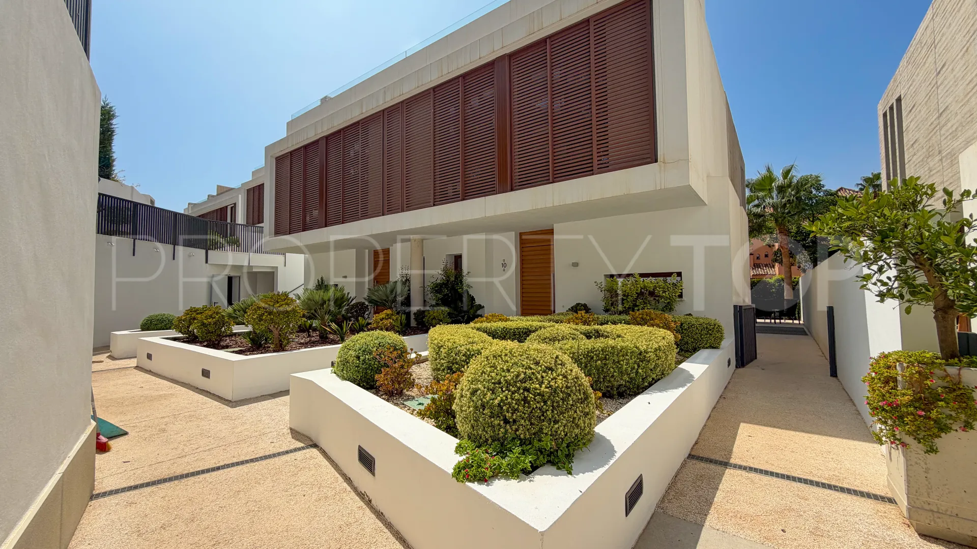 Villa pareada en venta con 4 dormitorios en Marbella Golden Mile