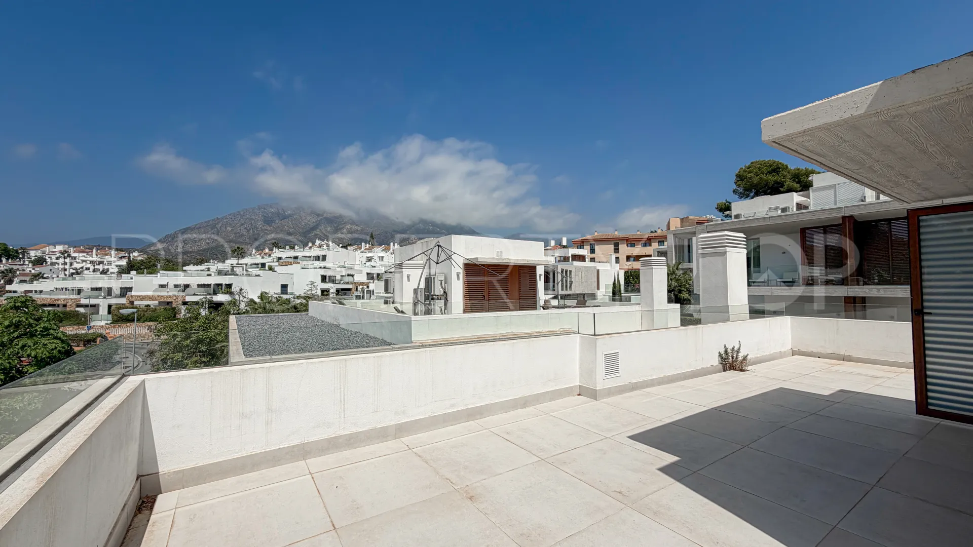 Villa pareada en venta con 4 dormitorios en Marbella Golden Mile