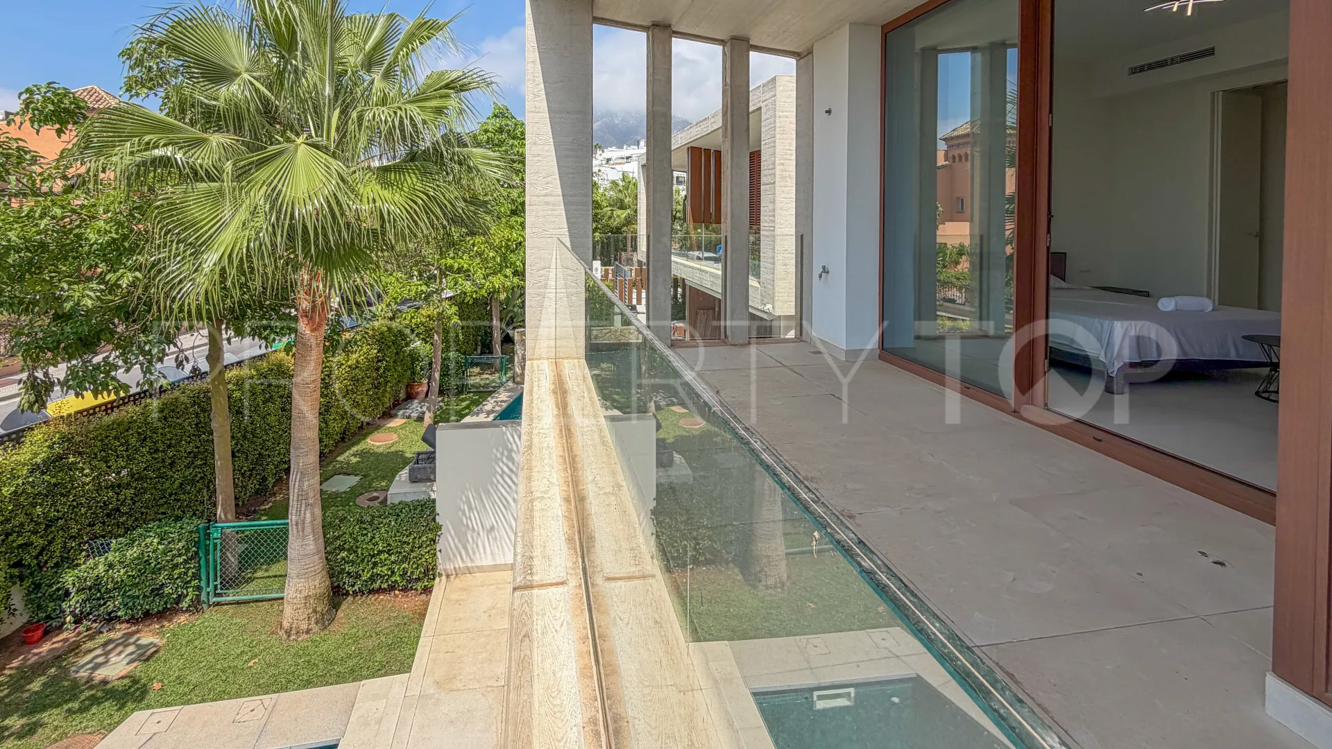 Villa pareada en venta con 4 dormitorios en Marbella Golden Mile