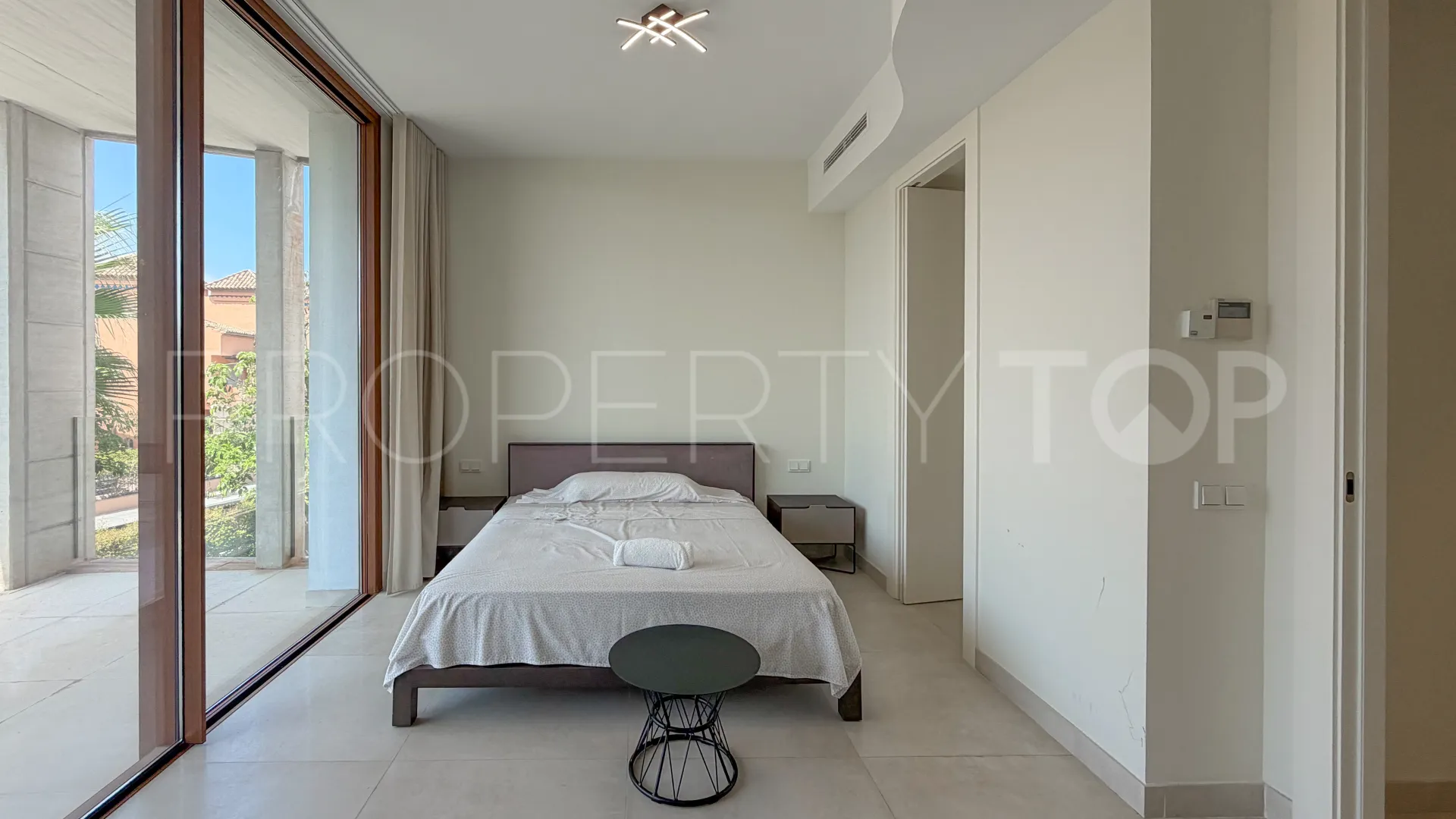 Villa pareada en venta con 4 dormitorios en Marbella Golden Mile